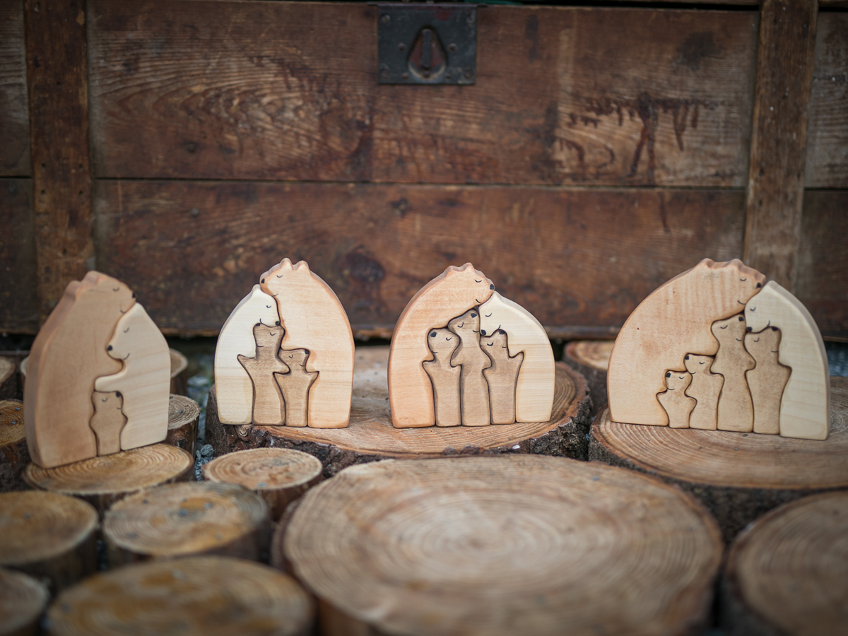 Ölelős macicsaládok fából